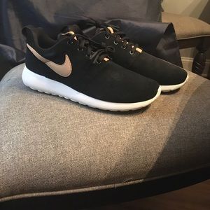 Nike (NIB) Roshe One Premium - Sz 8.5M